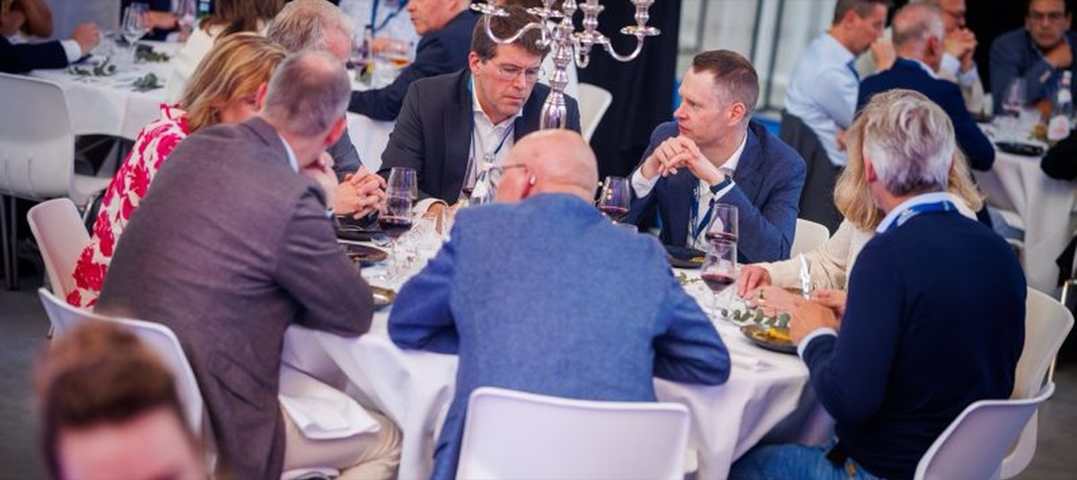 Diner tijdens een bouwfeestje