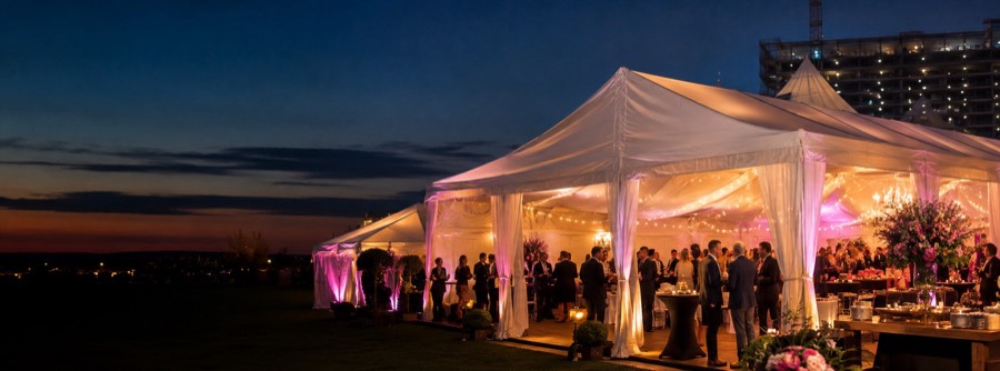 Verlichte tent bij een bouwfeestje in de avond